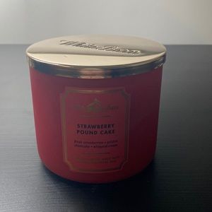 White Barn 3-Wick Candle Strawberry Pound Cake